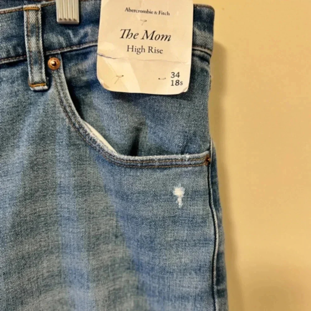 NWT ABERCROMBIE & FITCH DENIM  - THE MOM HIGH RISE - SIZE 34S (18S) -DISTRESSED - Picture 6 of 8